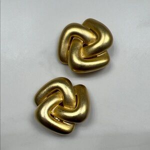 TAT Signed Vtg Matte Goldtone Clip On Earrings Knot Shape Large Fashion Jewelry